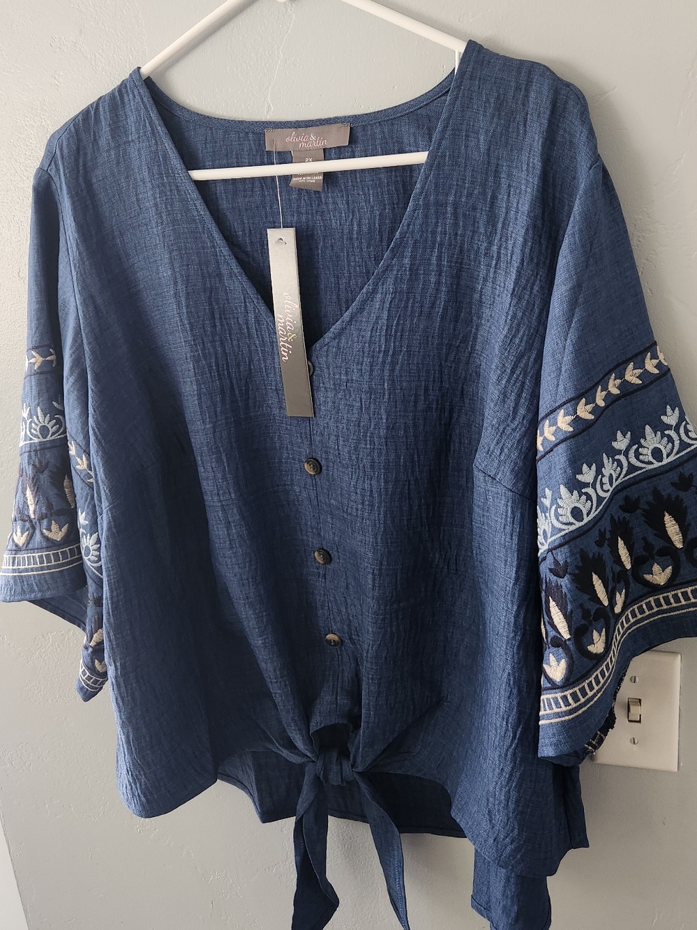 🆕️Olivia & Martin 2X Pullover Embroidered Sleeve Top